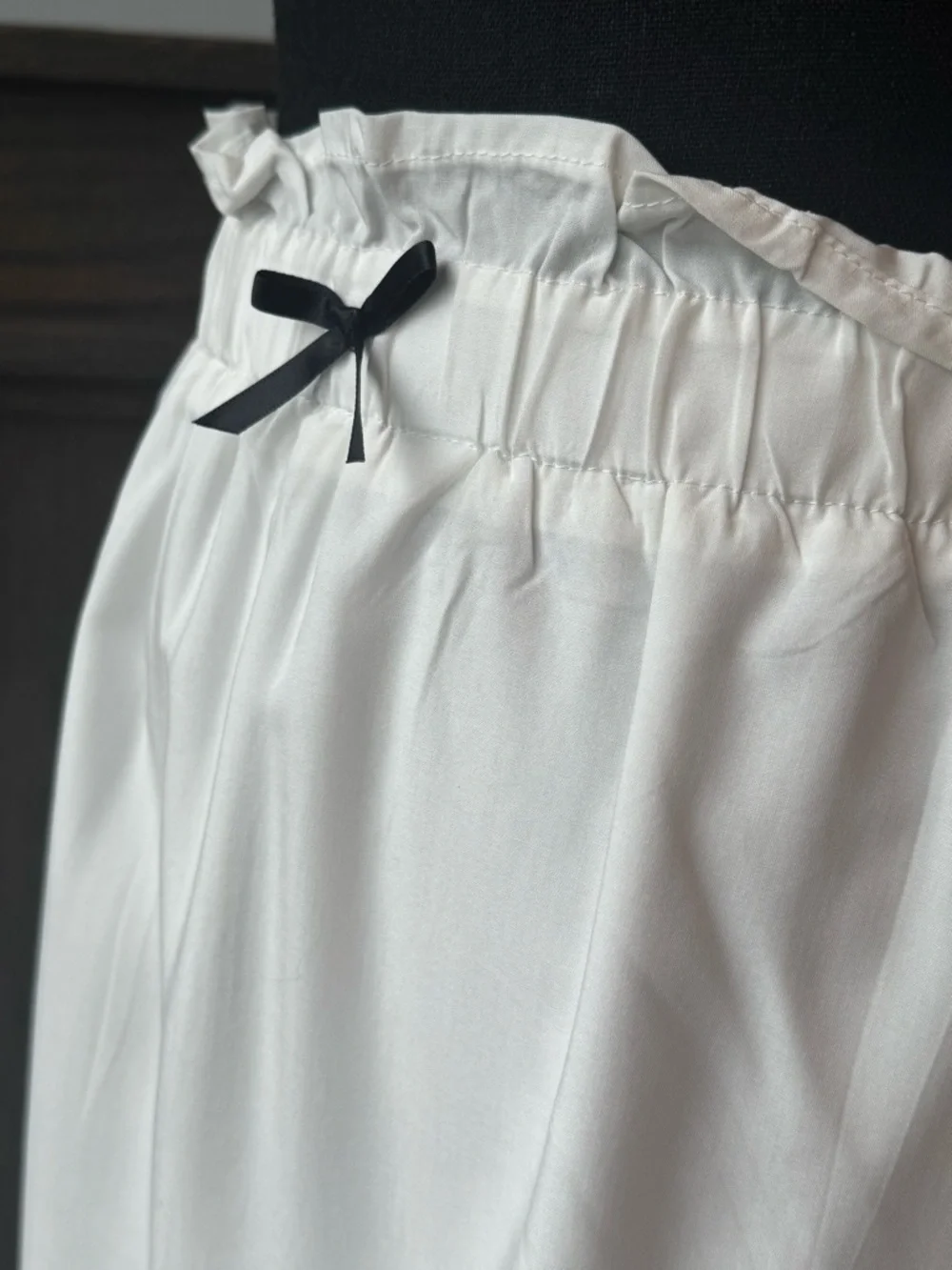 Women's white  Skirt with Elastic Waist and Black Bow and trim Detail NWOT M - Picture 2 of 8